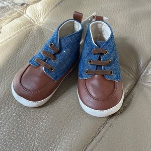 New with tags gap shoes in size 12-18 months.